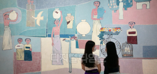 지난 20일 서울 종로구 국립현대미술관 서울에서 열린 'MMCA 이건희 컬렉션 특별전 : 한국미술명작' 언론공개회에서 참석자들이 작품을 살펴보고 있다. 박동욱기자 fufus@